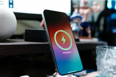 中原镇苹果15换屏服务分享用什么充电器给iPhone15充电更好 